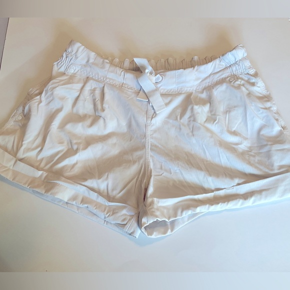Size 6 white womens Lululemon shorts - Picture 2 of 4